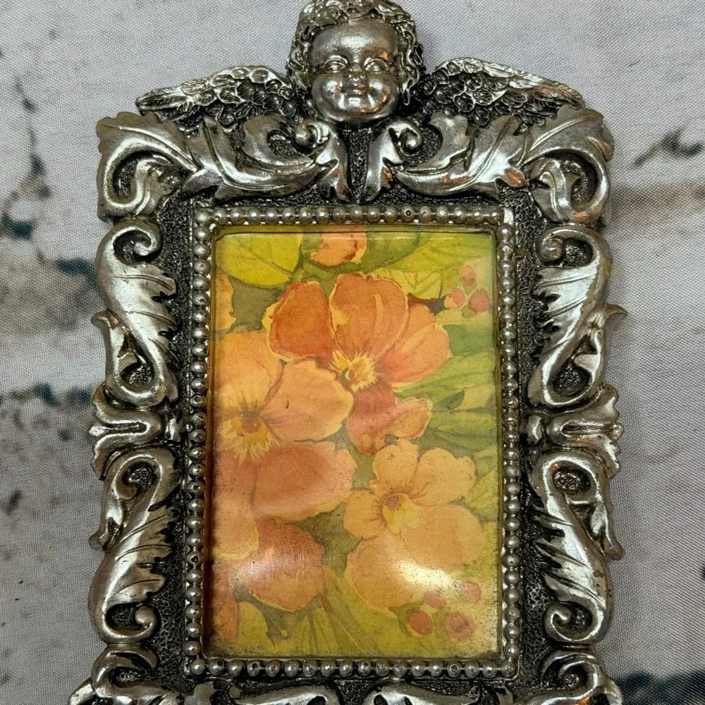 Ornate Silver‎ Picture Frame with scrolling Art cherub detail 3x5”